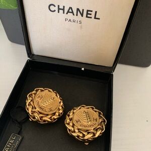 Circa 1986-1987Vintage Chanel Clip on earrings